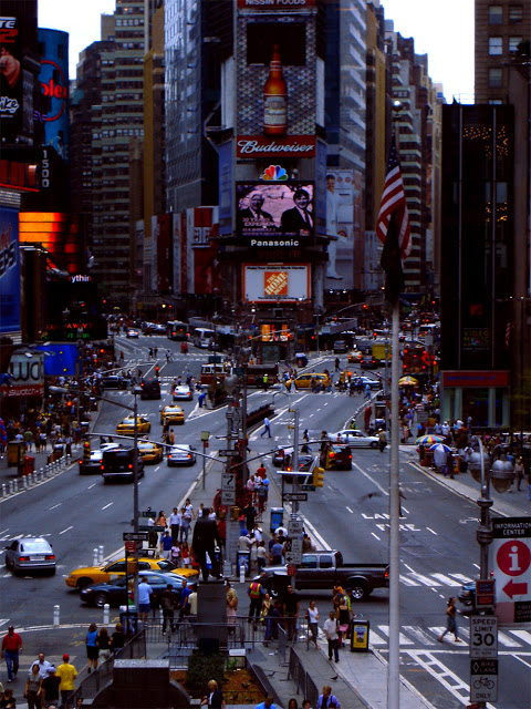 Com as constantes crises americanas, o mundo põe em xeque, os grandes símbolos da hegemonia americana. Na foto, a Times Square.