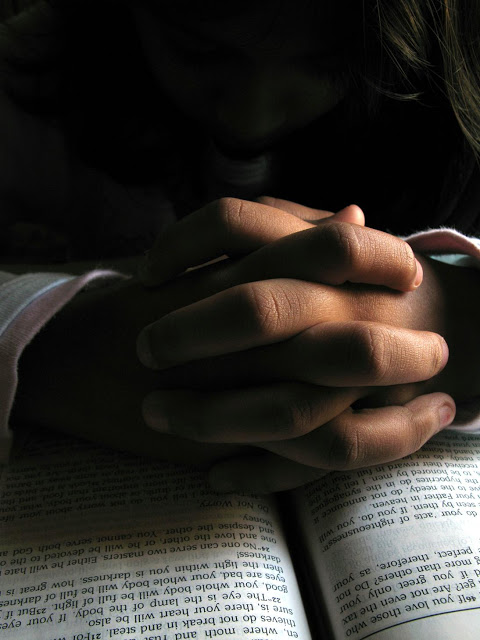 A oração é uma conversa com Deus, na sua intimidade, sem pastor e padre ou qualquer outro intermediário.