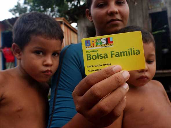 Milhões de famílias saíram da miséria, no maior programa social de transferência de renda da história do Brasil. Mas a que custo?
